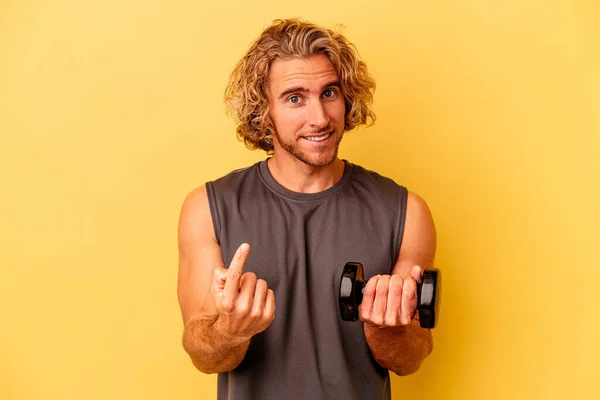 Young Sport Man Making Weightlifting Isolated Yellow Background Pointing Finger — ストック写真