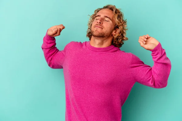 Young Caucasian Man Isolated Blue Background Stretching Arms Relaxed Position — Stock Photo, Image