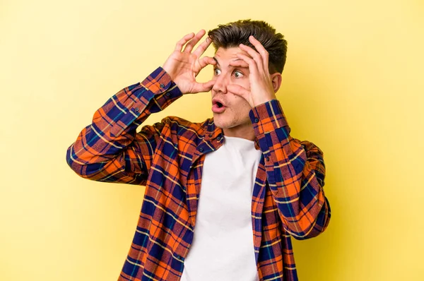 Joven Hombre Caucásico Aislado Sobre Fondo Amarillo Manteniendo Los Ojos — Foto de Stock