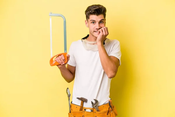 Jovem Eletricista Caucasiano Homem Isolado Amarelo Backgroun — Fotografia de Stock