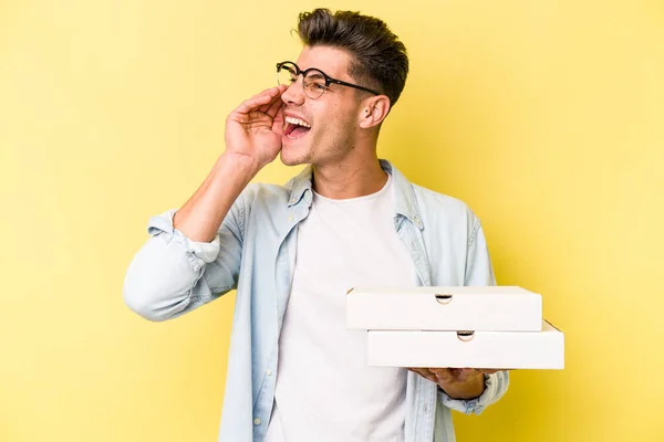 Mladý Běloch Drží Pizzy Izolované Žlutém Pozadí Křičí Drží Dlaň — Stock fotografie