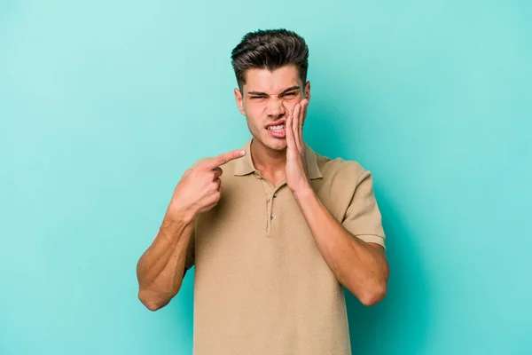 Young Caucasian Man Isolated Blue Background Having Strong Teeth Pain — Stock Photo, Image
