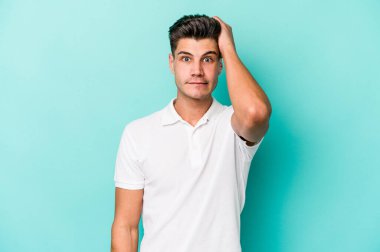 Mavi arka planda izole genç beyaz adam şok oldu, o önemli bir toplantı hatırladı.