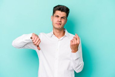 Kafkasyalı genç adam mavi arka planda izole edilmiş..