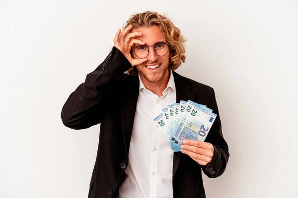 Junge Kaukasische Geschäftsmann Hält Banknoten Isoliert Auf Weißem Hintergrund Aufgeregt — Stockfoto
