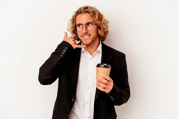 배경에 커피를 코카서스 사업가가 손가락으로 핸드폰 표시를 — 스톡 사진