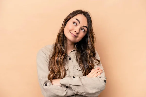 Mujer Joven Caucásica Aislada Sobre Fondo Beige Soñando Con Alcanzar — Foto de Stock