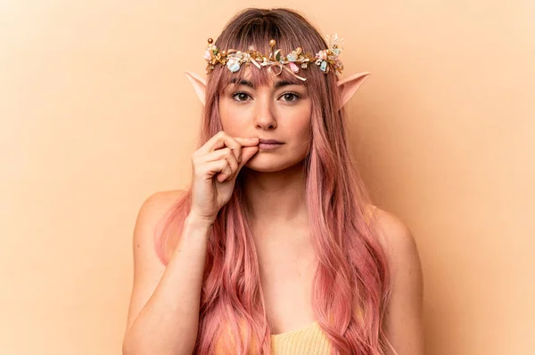 Молодая Женщина Эльф Розовыми Волосами Изолированы Бежевом Фоне Пальцами Губах — стоковое фото
