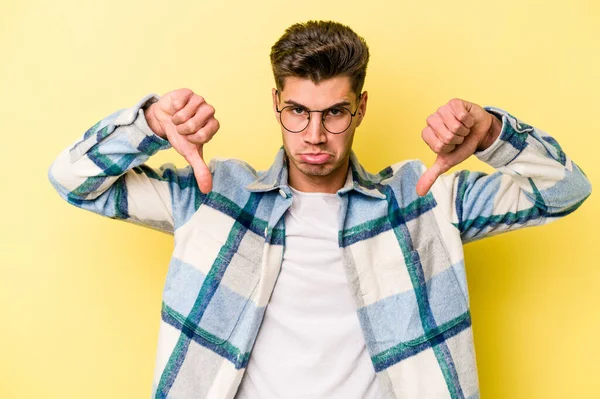 Hombre Caucásico Joven Aislado Sobre Fondo Amarillo Mostrando Gesto Aversión — Foto de Stock