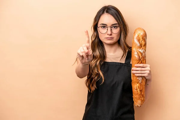 Jeune Boulangère Femme Isolée Sur Fond Beige Montrant Numéro Avec — Photo