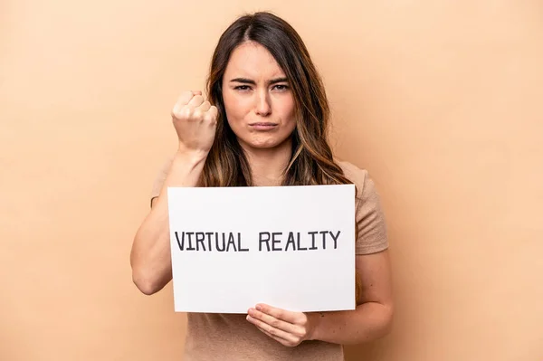 Joven Mujer Caucásica Sosteniendo Una Pancarta Realidad Virtual Aislada Sobre —  Fotos de Stock