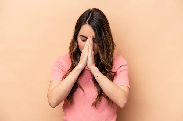 Mladá Běloška Izolovaná Béžovém Pozadí Modlící Projevující Oddanost Věřící Hledající — Stock fotografie