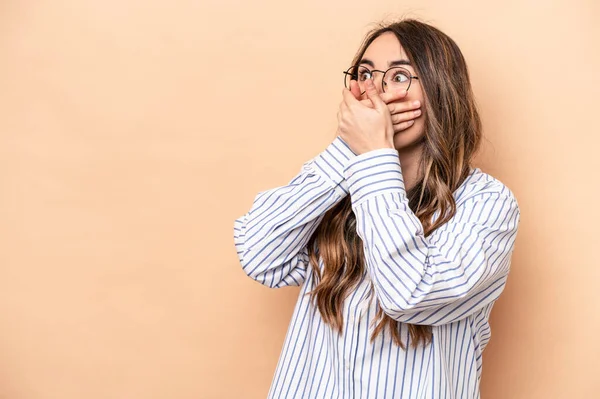 Ung Kaukasisk Kvinna Isolerad Beige Bakgrund Eftertänksam Ser Till Kopia — Stockfoto