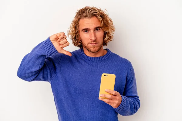 Jeune Homme Caucasien Tenant Téléphone Portable Isolé Sur Fond Blanc — Photo