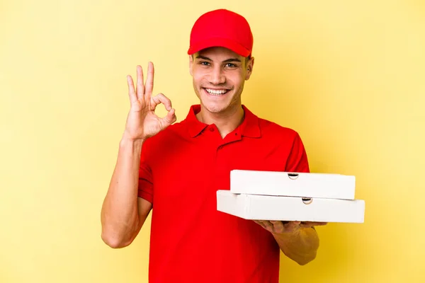 Young Delivery Caucasian Man Holding Pizzas Isolated Yellow Background Cheerful — ストック写真