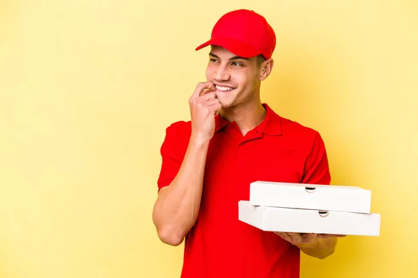 Young Delivery Caucasian Man Holding Pizzas Isolated Yellow Background Relaxed — ストック写真