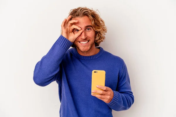 Jeune Homme Caucasien Tenant Téléphone Portable Isolé Sur Fond Blanc — Photo