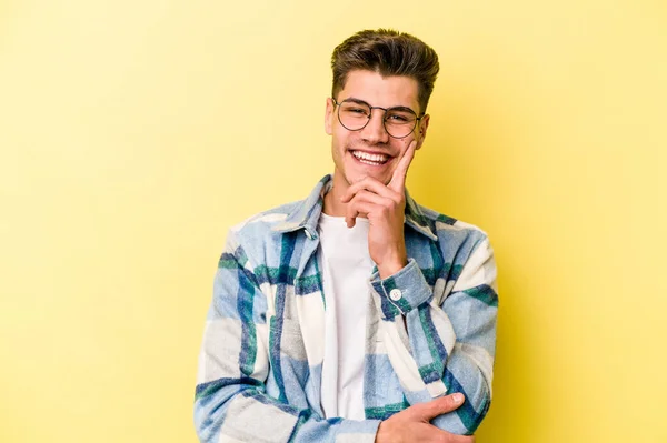Jonge Blanke Man Geïsoleerd Gele Achtergrond Glimlachend Gelukkig Zelfverzekerd Aanraken — Stockfoto
