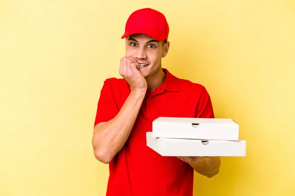 Young Delivery Caucasian Man Holding Pizzas Isolated Yellow Background Biting — ストック写真