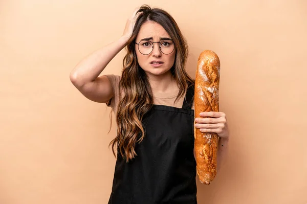 Junge Bäckerin Auf Beigem Hintergrund Isoliert Und Schockiert Sie Erinnert — Stockfoto