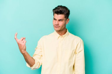 Kafkasyalı genç adam mavi arka planda izole edilmiş seni işaret ediyor sanki davet ediliyormuş gibi..