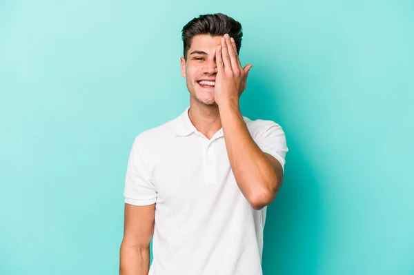 Young Caucasian Man Isolated Blue Background Having Fun Covering Half — Stock Photo, Image
