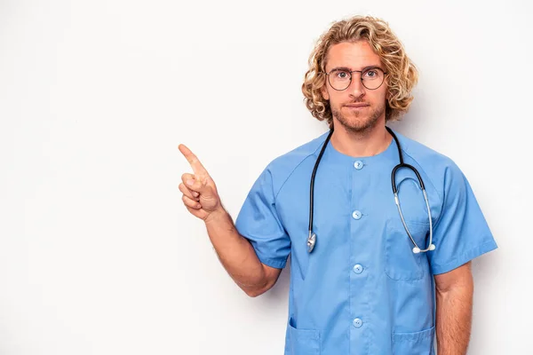 Young Nurse Caucasian Man Isolated White Background Smiling Pointing Aside — Stock Photo, Image