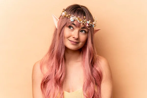 Mladá Elfí Žena Růžovými Vlasy Izolované Béžovém Pozadí Snění Dosažení — Stock fotografie
