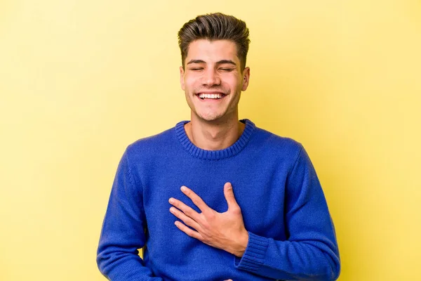 Νεαρός Καυκάσιος Άνδρας Απομονωμένος Κίτρινο Φόντο Γελάει Χαρούμενα Και Διασκεδάζει — Φωτογραφία Αρχείου