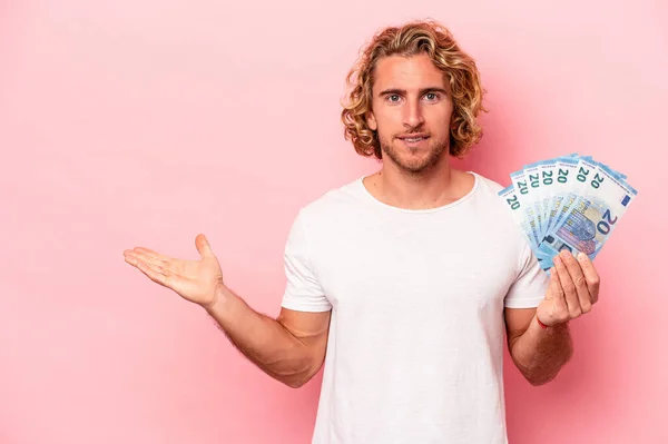 Young Caucasian Man Holding Banknotes Isolated Pink Background Showing Copy — Stockfoto