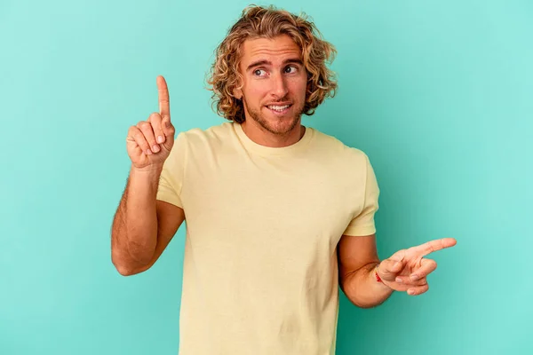 Young Caucasian Man Isolated Blue Background Pointing Different Copy Spaces — Stock Photo, Image