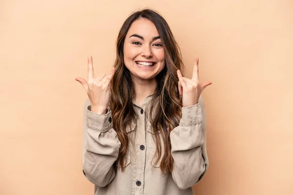 Joven Mujer Caucásica Aislada Sobre Fondo Beige Mostrando Gesto Cuernos —  Fotos de Stock