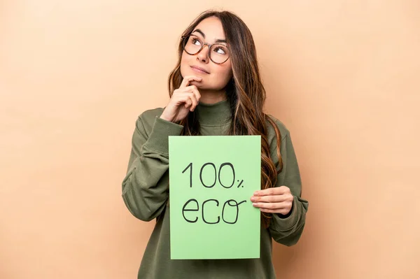 Młoda Kaukaska Kobieta Posiadające 100 Eko Plakietki Izolowane Beżowym Tle — Zdjęcie stockowe
