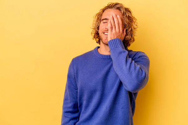 Young Caucasian Man Isolated Yellow Background Laughing Happy Carefree Natural — Stock Photo, Image