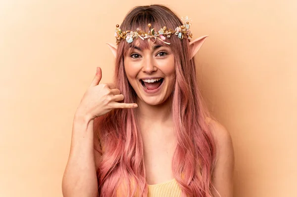 Mladý Elf Žena Růžovými Vlasy Izolované Béžové Pozadí Ukazující Mobilní — Stock fotografie