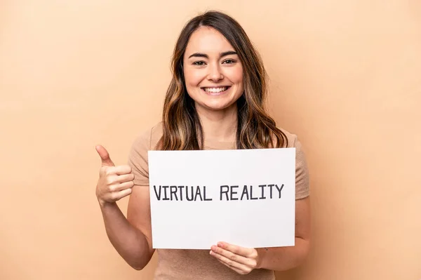 Joven Mujer Caucásica Sosteniendo Cartel Realidad Virtual Aislado Sobre Fondo —  Fotos de Stock