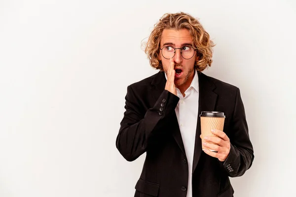 Joven Hombre Negocios Caucásico Sosteniendo Café Aislado Sobre Fondo Blanco — Foto de Stock