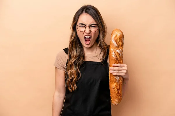 Jeune Femme Boulangère Isolée Sur Fond Beige Criant Très Colère — Photo