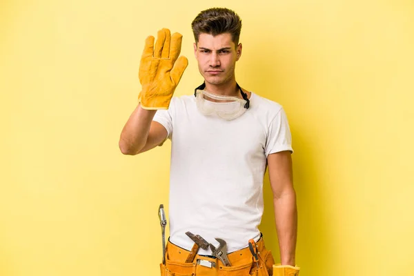 Jovem Eletricista Caucasiano Homem Isolado Fundo Amarelo Com Mão Estendida — Fotografia de Stock