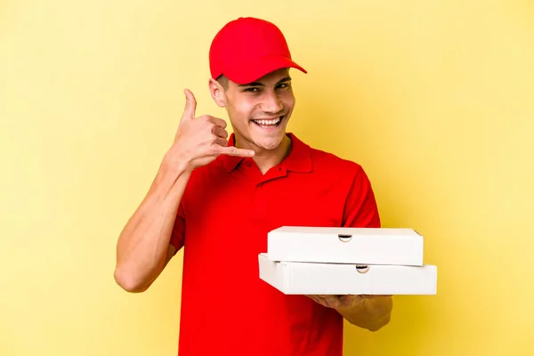 Young Delivery Caucasian Man Holding Pizzas Isolated Yellow Background Showing — ストック写真