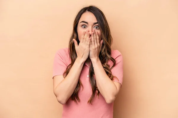 Young Caucasian Woman Isolated Beige Background Shocked Covering Mouth Hands — Stock Photo, Image