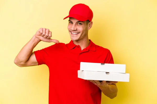 Young Delivery Caucasian Man Holding Pizzas Isolated Yellow Background Feels — ストック写真