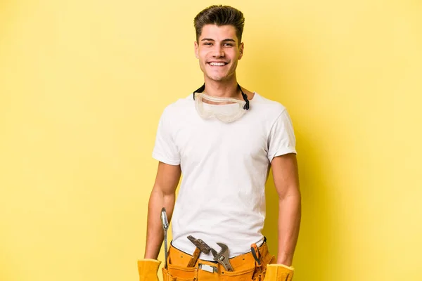 Jovem Eletricista Caucasiano Homem Isolado Fundo Amarelo Feliz Sorridente Alegre — Fotografia de Stock