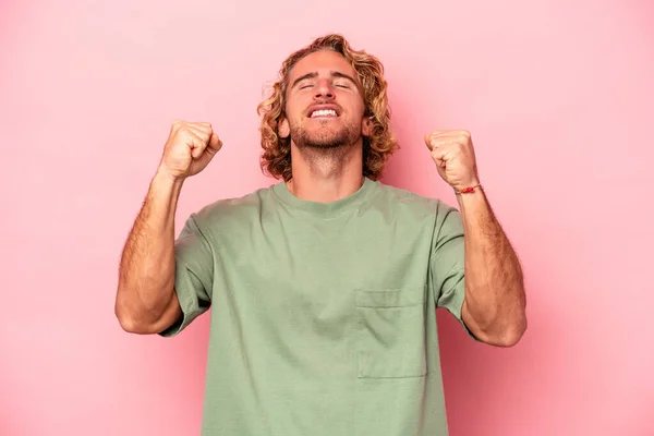 情熱と熱意 幸せな表情を祝うピンクの背景に隔離された若い白人男性 — ストック写真