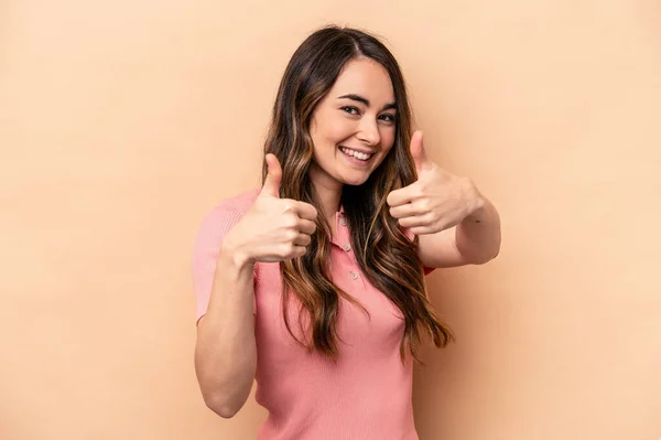 Junge Kaukasierin Isoliert Auf Beigem Hintergrund Beide Daumen Hoch Lächelnd — Stockfoto