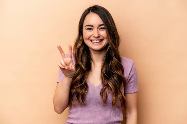 Jeune Femme Caucasienne Isolée Sur Fond Beige Montrant Signe Victoire — Photo