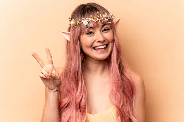 Mladá Elfí Žena Růžovými Vlasy Izolované Béžovém Pozadí Radostné Bezstarostné — Stock fotografie