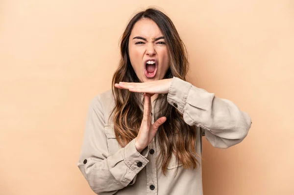 Junge Kaukasierin Isoliert Auf Beigem Hintergrund Und Zeigt Eine Auszeit — Stockfoto