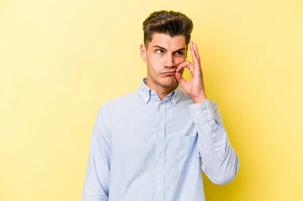 Ung Kaukasisk Man Isolerad Gul Bakgrund Med Fingrar Läppar Att — Stockfoto