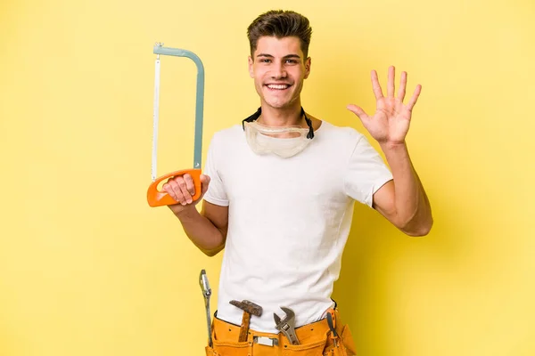 Jovem Eletricista Caucasiano Homem Isolado Amarelo Backgroun — Fotografia de Stock